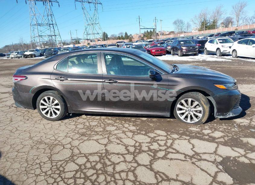 Photo 14 of 2018 Toyota Camry LE (VIN 4T1B11HKXJU677564)