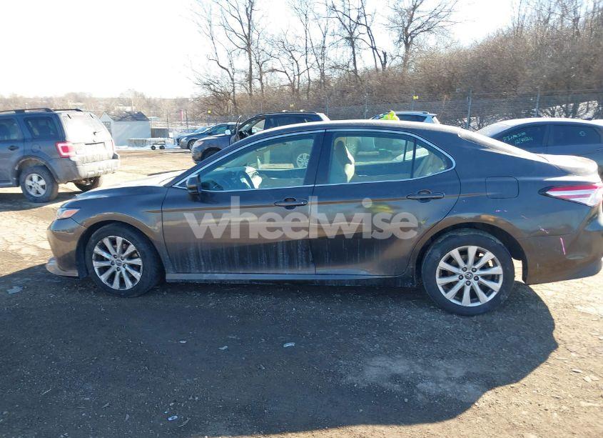 Photo 15 of 2018 Toyota Camry LE (VIN 4T1B11HKXJU677564)