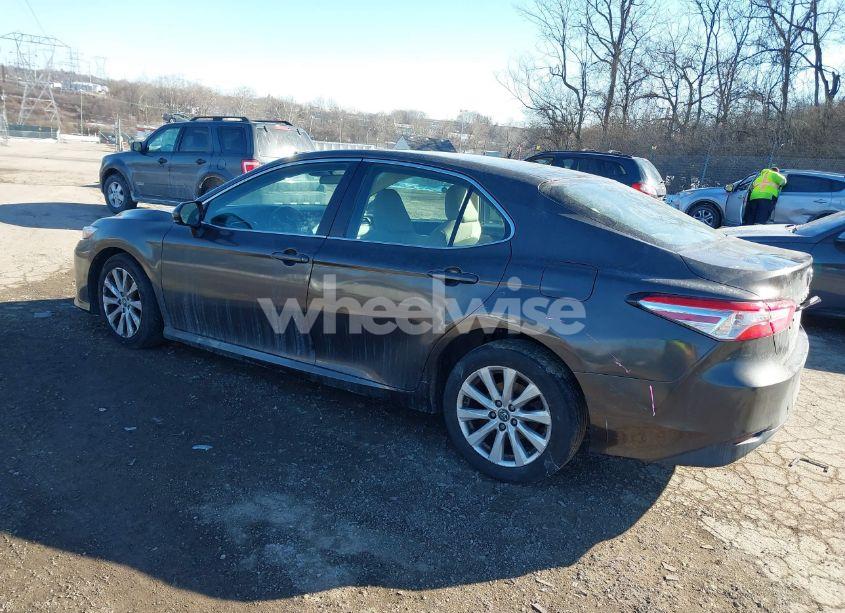 Photo 3 of 2018 Toyota Camry LE (VIN 4T1B11HKXJU677564)