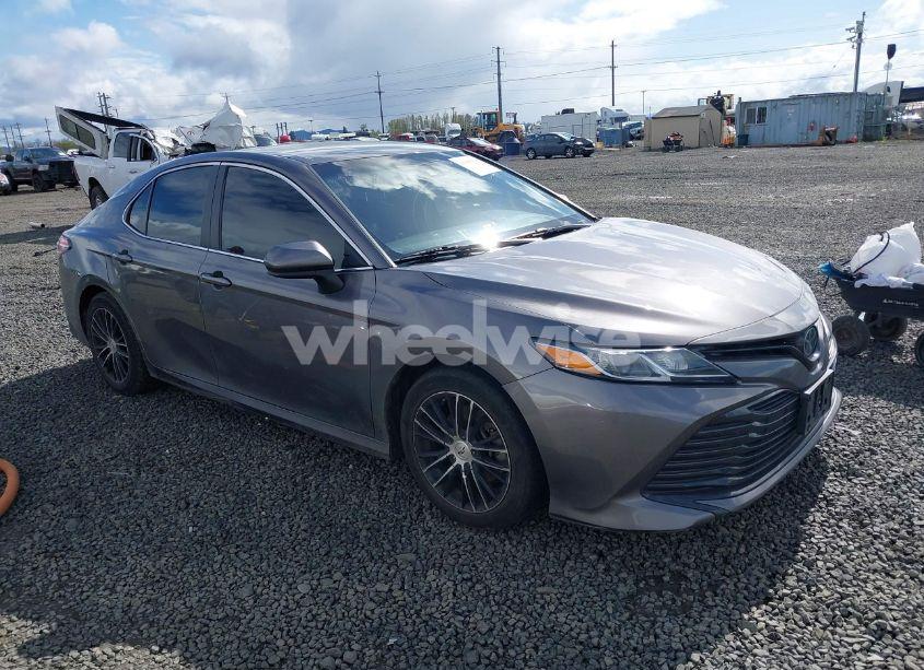 2019 Toyota Camry LE (VIN 4T1B11HKXKU171525) main photo