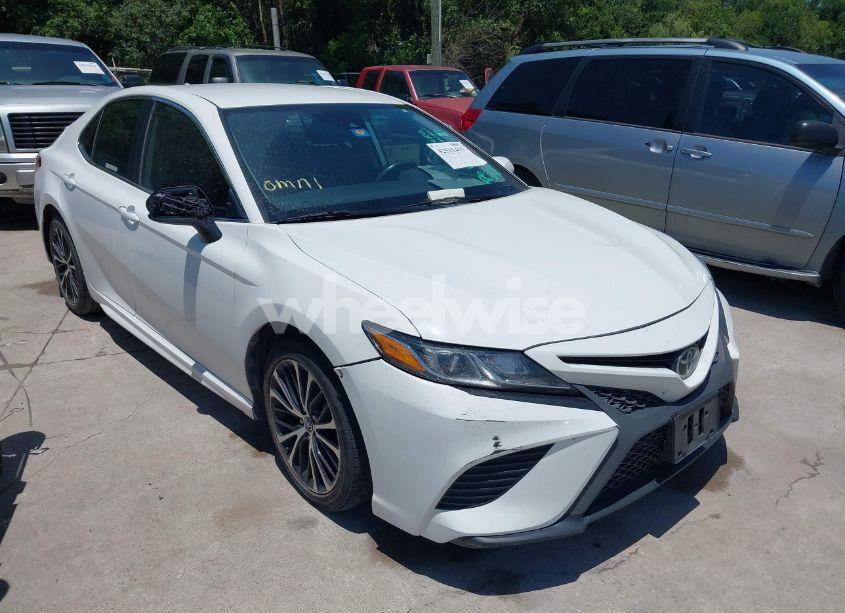 2019 Toyota Camry SE (VIN 4T1B11HKXKU204474) main photo