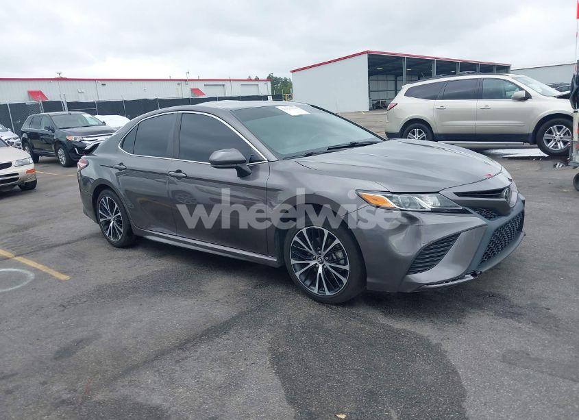 2019 Toyota Camry SE (VIN 4T1B11HKXKU206693) main photo
