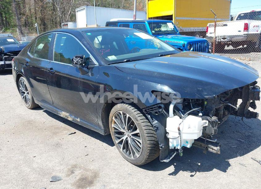 2019 Toyota Camry SE (VIN 4T1B11HKXKU227141) main photo
