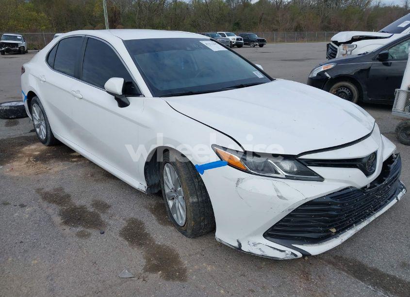 2019 Toyota Camry LE (VIN 4T1B11HKXKU227429) main photo