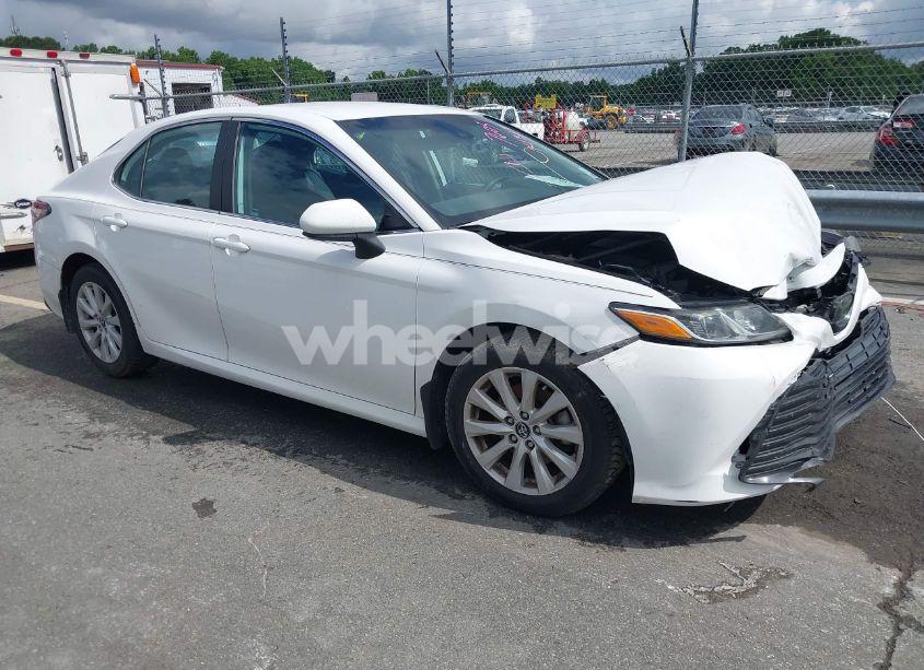 2019 Toyota Camry LE (VIN 4T1B11HKXKU237605) main photo