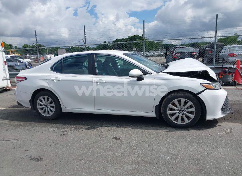 Photo 13 of 2019 Toyota Camry LE (VIN 4T1B11HKXKU237605)