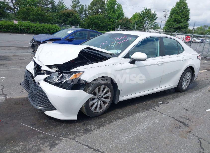 Photo 2 of 2019 Toyota Camry LE (VIN 4T1B11HKXKU237605)