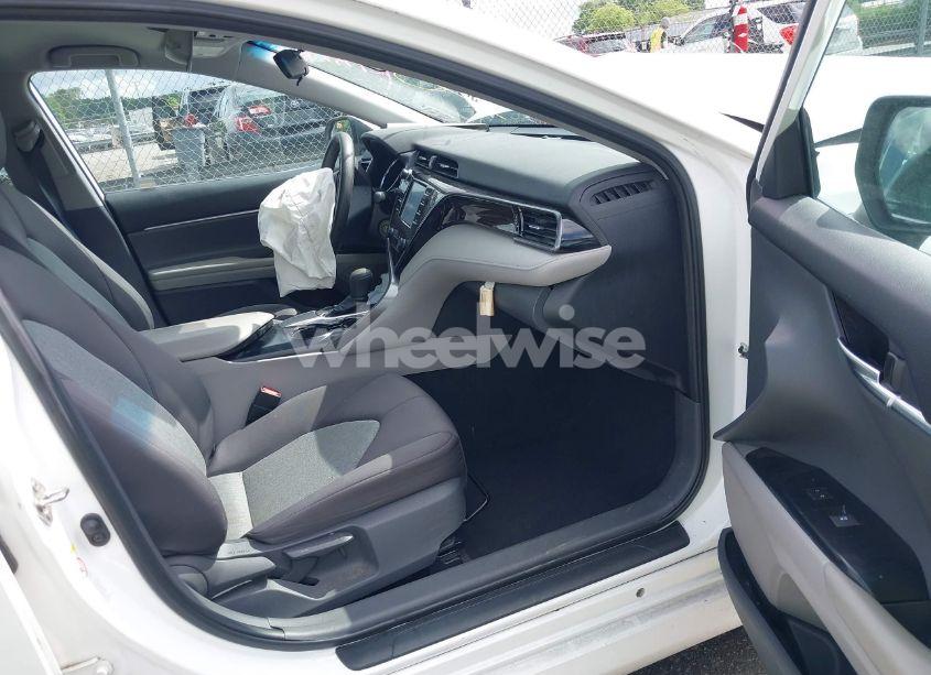 Photo 5 of 2019 Toyota Camry LE (VIN 4T1B11HKXKU237605)