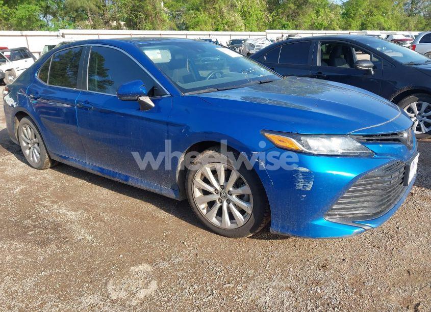 2019 Toyota Camry LE (VIN 4T1B11HKXKU268837) main photo