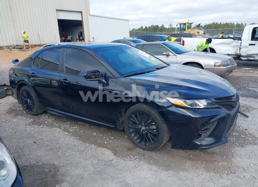 2019 Toyota Camry SE (VIN 4T1B11HKXKU275772) main photo