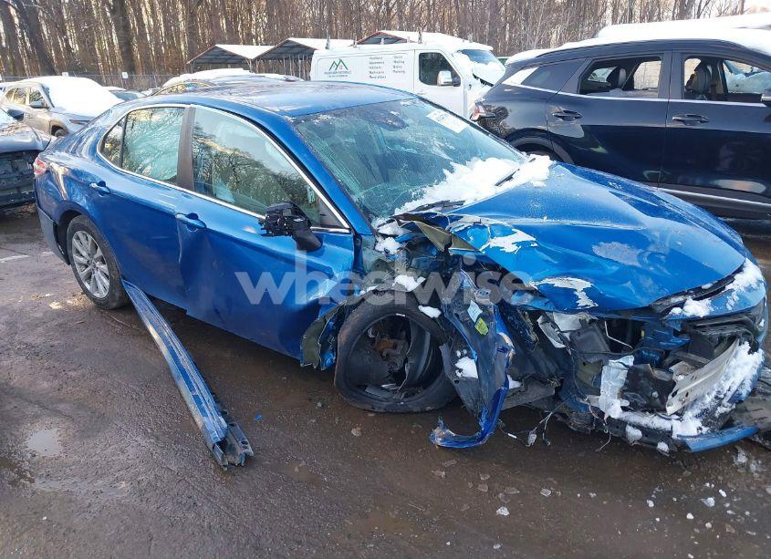 2019 Toyota Camry LE (VIN 4T1B11HKXKU300492) main photo