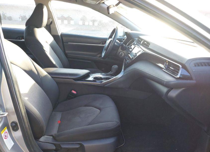 Photo 5 of 2019 Toyota Camry SE (VIN 4T1B11HKXKU696763)