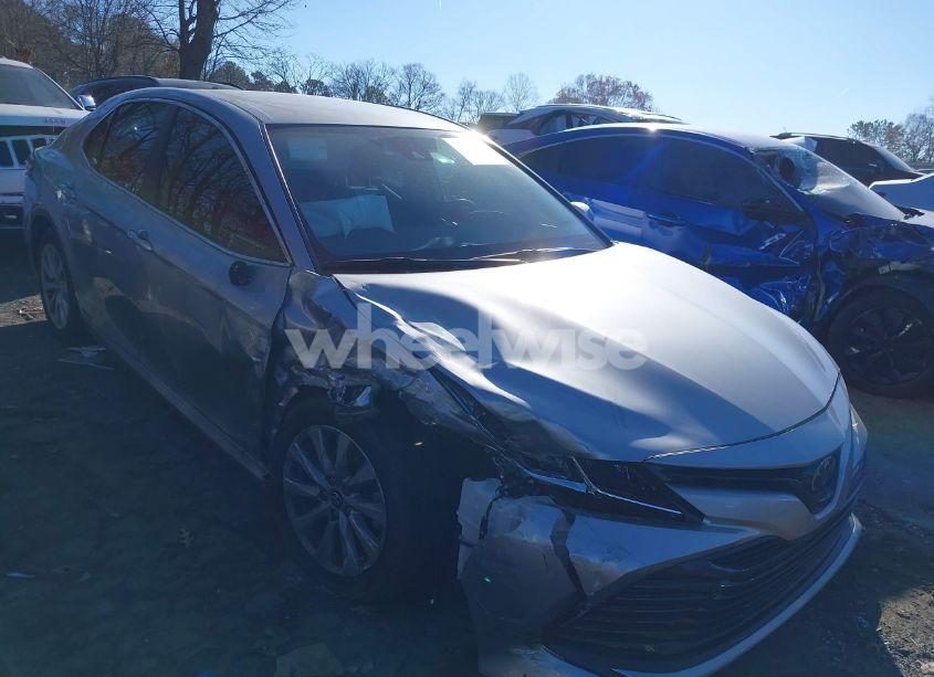 2019 Toyota Camry LE (VIN 4T1B11HKXKU710080) main photo