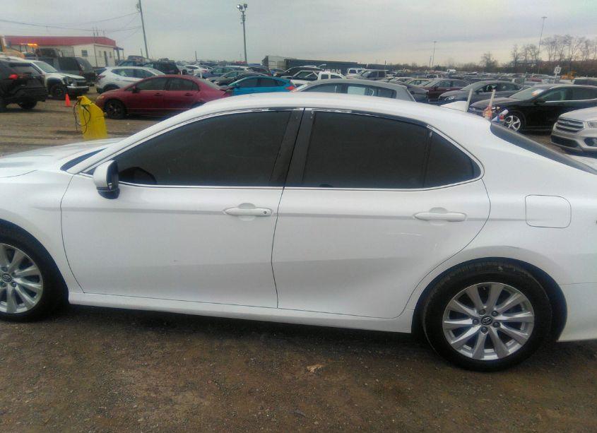 Photo 14 of 2019 Toyota Camry LE (VIN 4T1B11HKXKU711682)