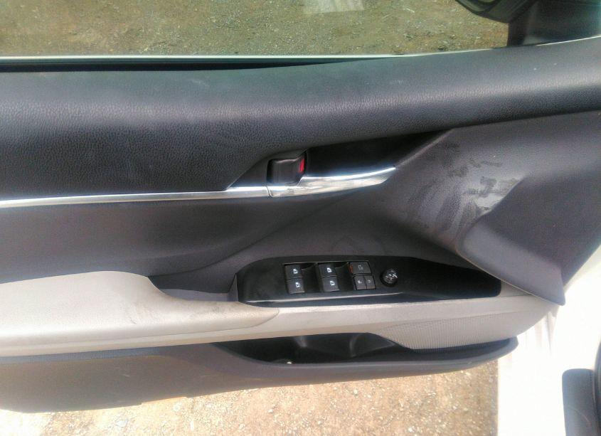 Photo 18 of 2019 Toyota Camry LE (VIN 4T1B11HKXKU711682)