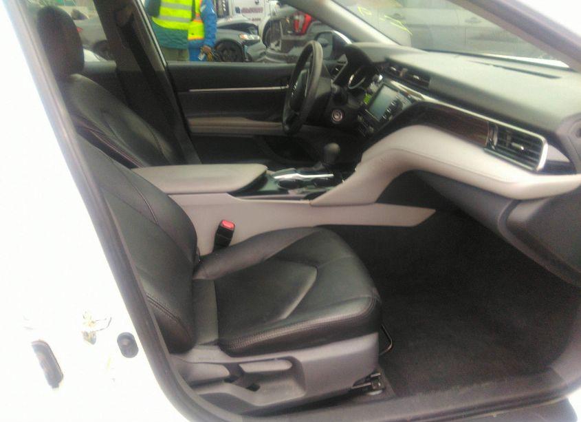 Photo 5 of 2019 Toyota Camry LE (VIN 4T1B11HKXKU711682)