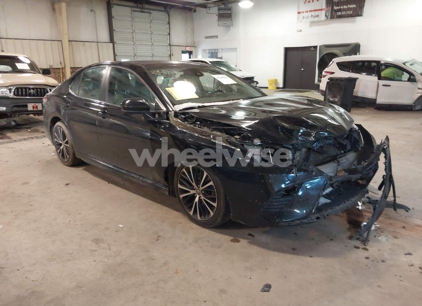 2019 Toyota Camry SE (VIN 4T1B11HKXKU718695) main photo