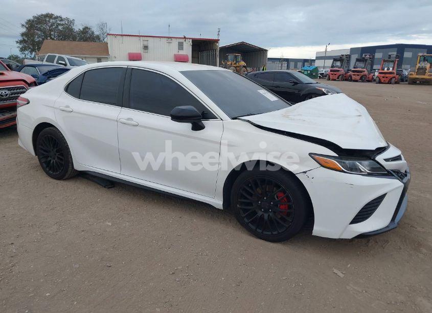 2019 Toyota Camry SE (VIN 4T1B11HKXKU739076) main photo