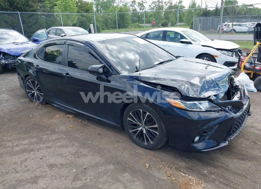2019 Toyota Camry SE (VIN 4T1B11HKXKU755763) main photo
