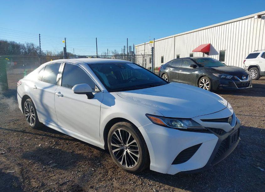 2019 Toyota Camry SE (VIN 4T1B11HKXKU759912) main photo