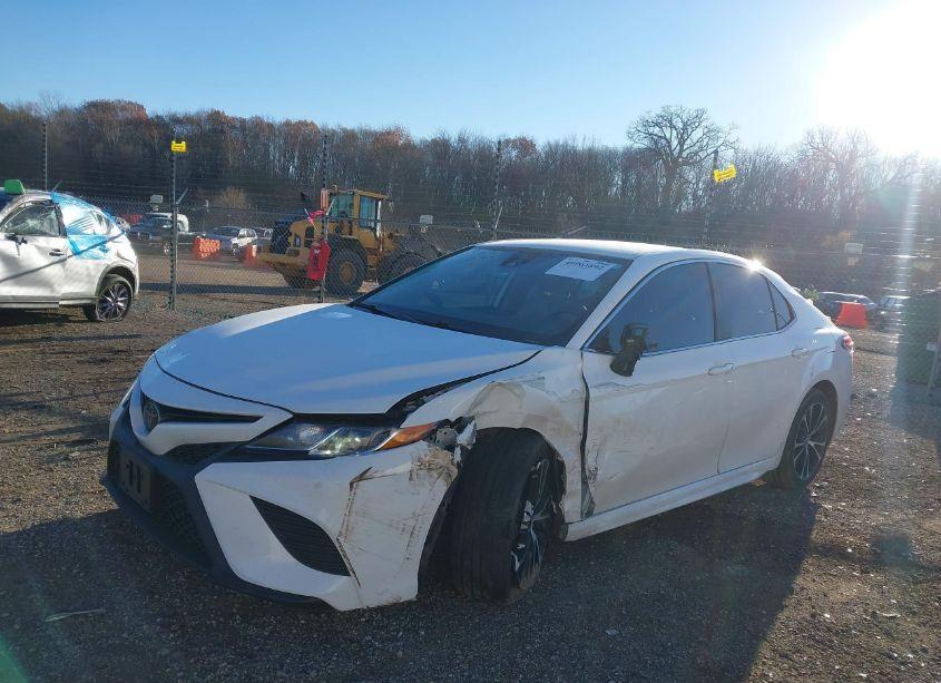 Photo 2 of 2019 Toyota Camry SE (VIN 4T1B11HKXKU759912)