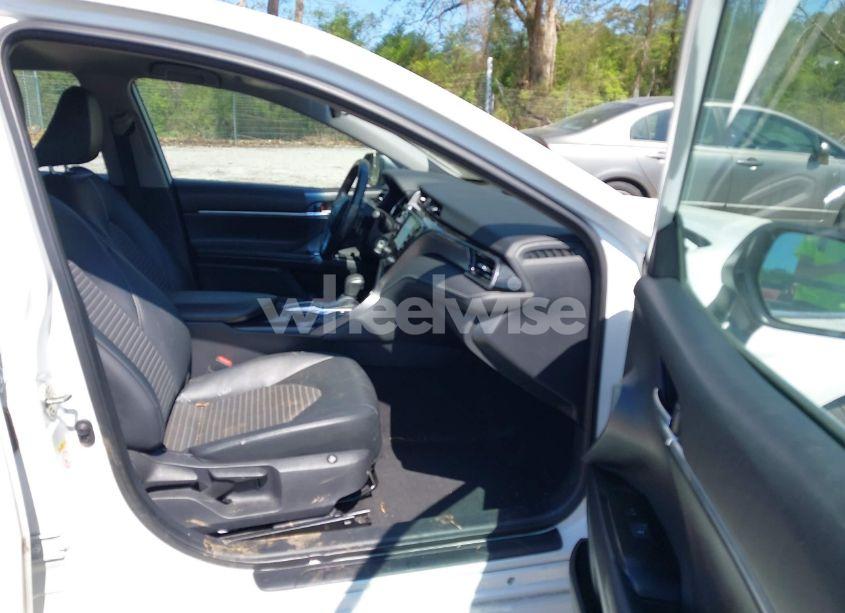 Photo 5 of 2019 Toyota Camry SE (VIN 4T1B11HKXKU761577)