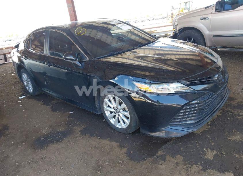 2019 Toyota Camry LE (VIN 4T1B11HKXKU767055) main photo