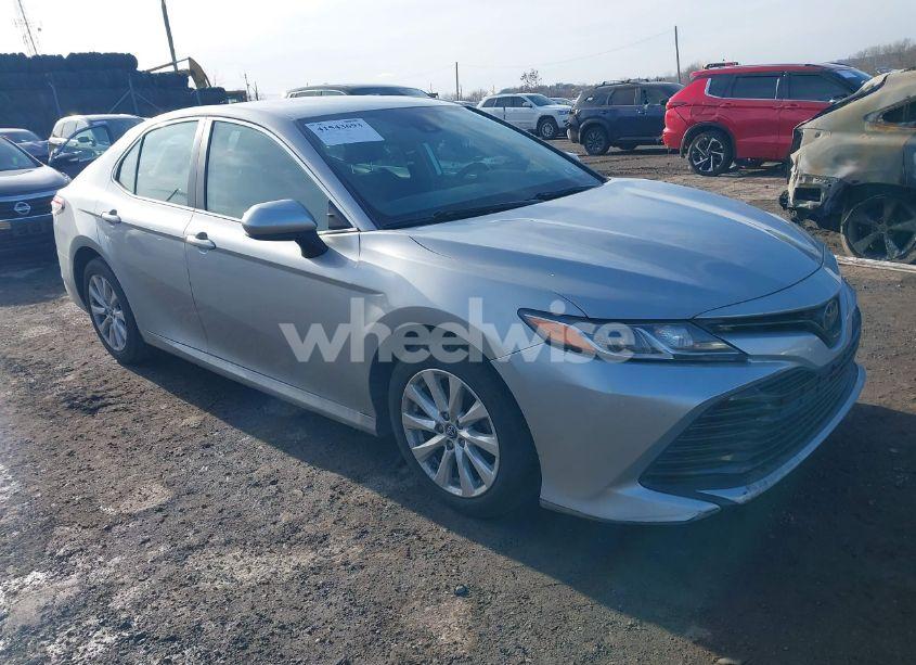 2019 Toyota Camry LE (VIN 4T1B11HKXKU775866) main photo