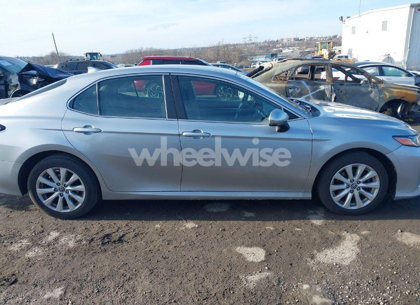 Photo 13 of 2019 Toyota Camry LE (VIN 4T1B11HKXKU775866)