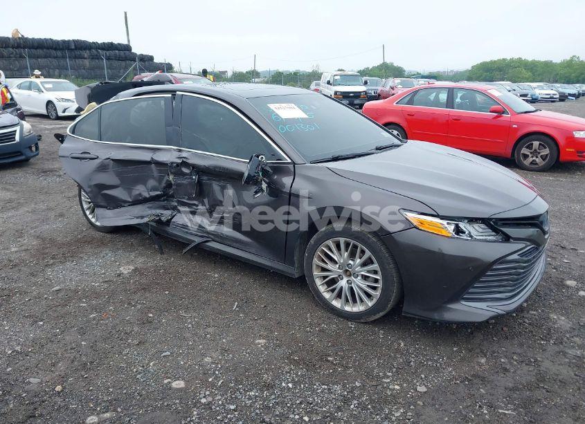2018 Toyota Camry HYBRID XLE (VIN 4T1B21HK0JU001301) main photo