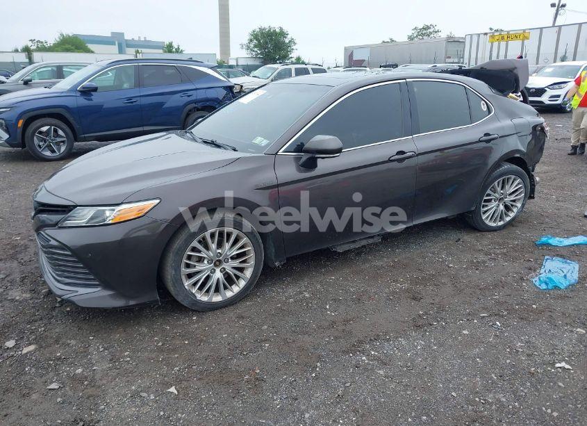 Photo 2 of 2018 Toyota Camry HYBRID XLE (VIN 4T1B21HK0JU001301)