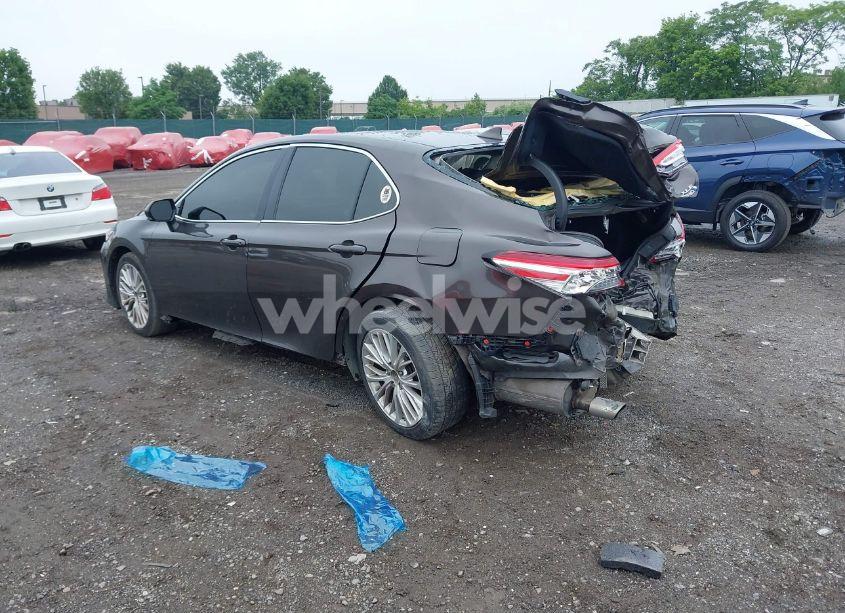 Photo 3 of 2018 Toyota Camry HYBRID XLE (VIN 4T1B21HK0JU001301)