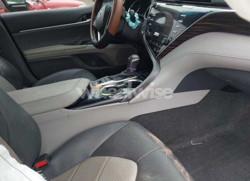 Photo 5 of 2018 Toyota Camry HYBRID XLE (VIN 4T1B21HK0JU001301)
