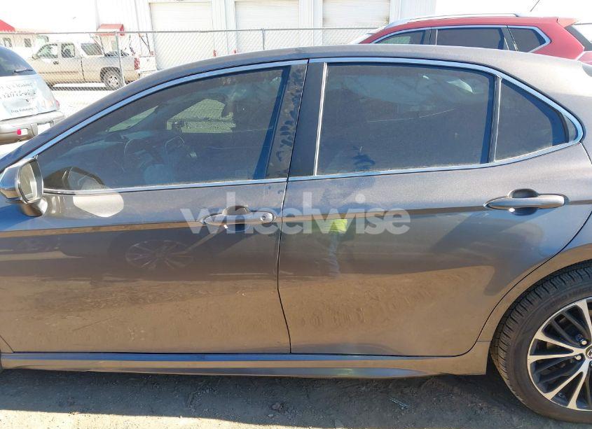 Photo 15 of 2018 Toyota Camry HYBRID SE (VIN 4T1B21HK0JU006613)