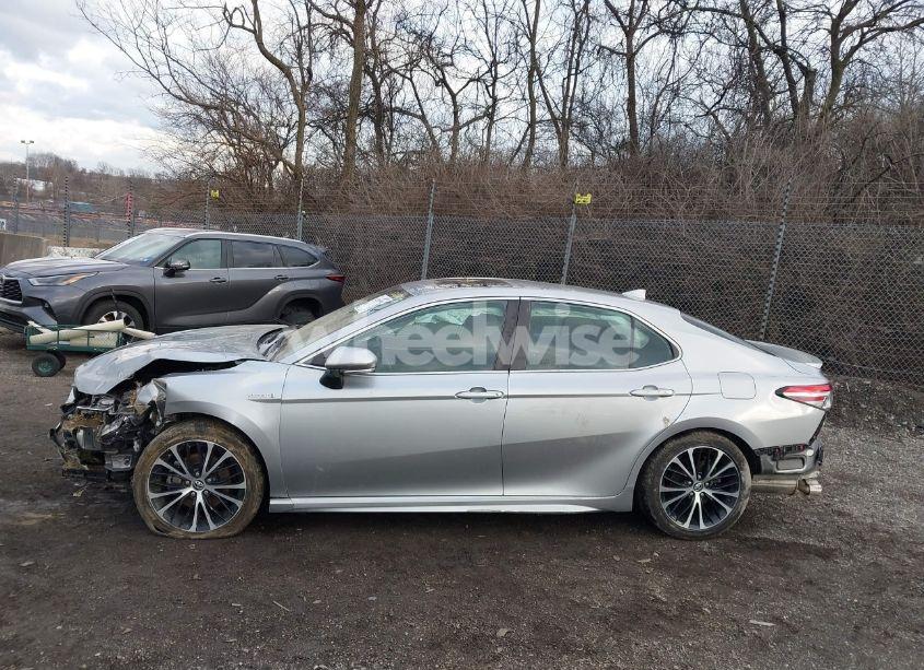 Photo 14 of 2019 Toyota Camry HYBRID SE (VIN 4T1B21HK0KU520088)