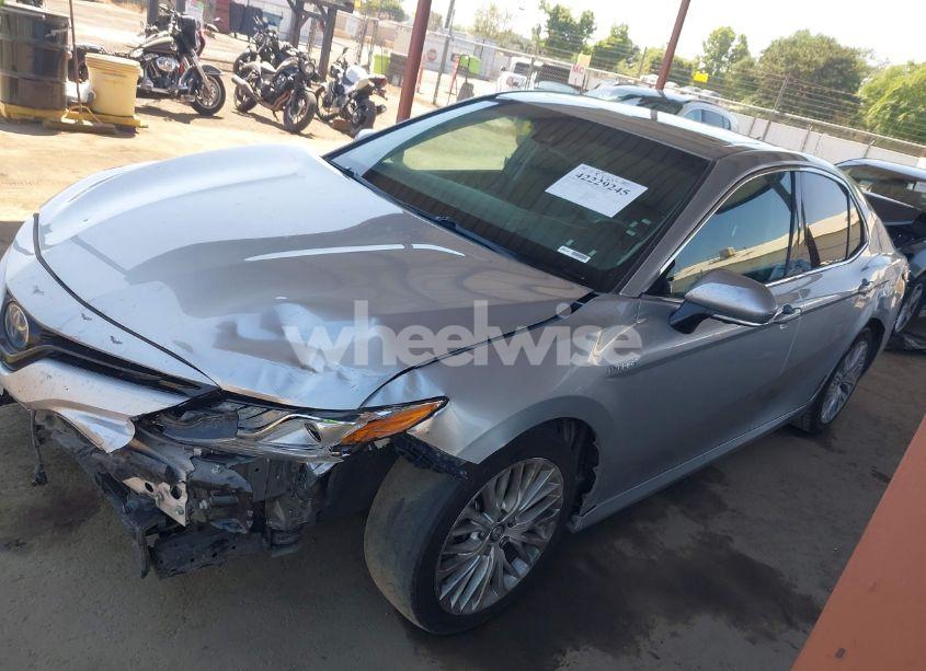 Photo 2 of 2018 Toyota Camry HYBRID XLE (VIN 4T1B21HK1JU002828)