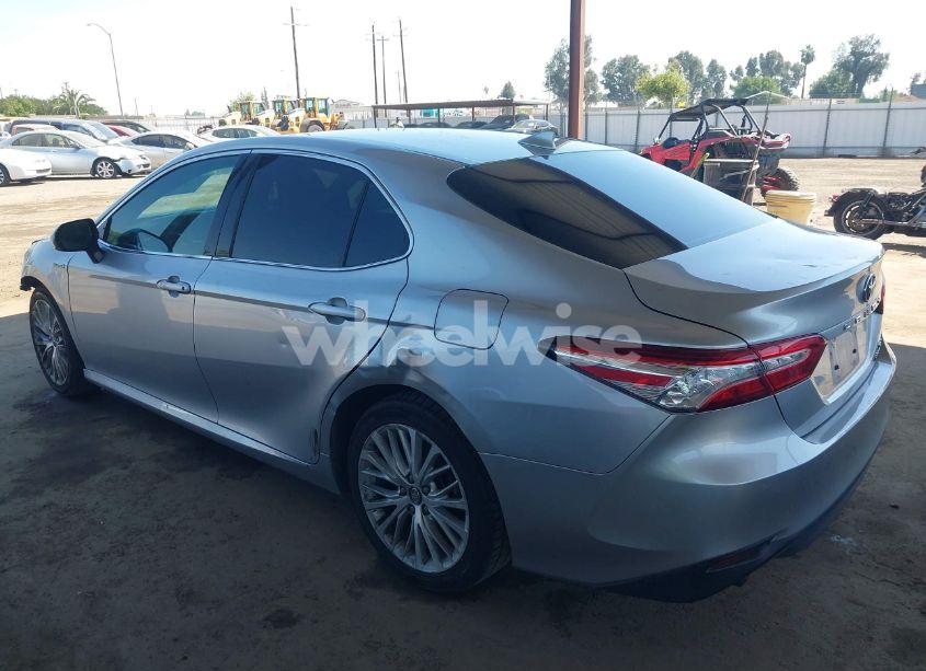 Photo 3 of 2018 Toyota Camry HYBRID XLE (VIN 4T1B21HK1JU002828)