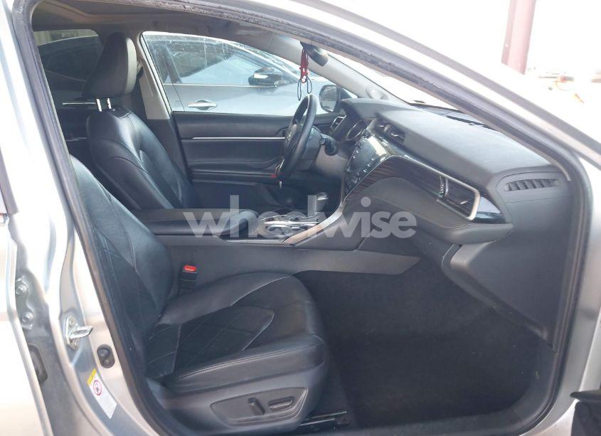 Photo 5 of 2018 Toyota Camry HYBRID XLE (VIN 4T1B21HK1JU002828)