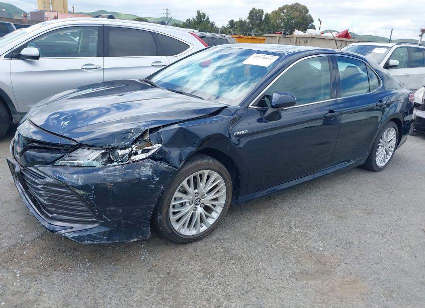Photo 2 of 2018 Toyota Camry HYBRID XLE (VIN 4T1B21HK1JU510121)