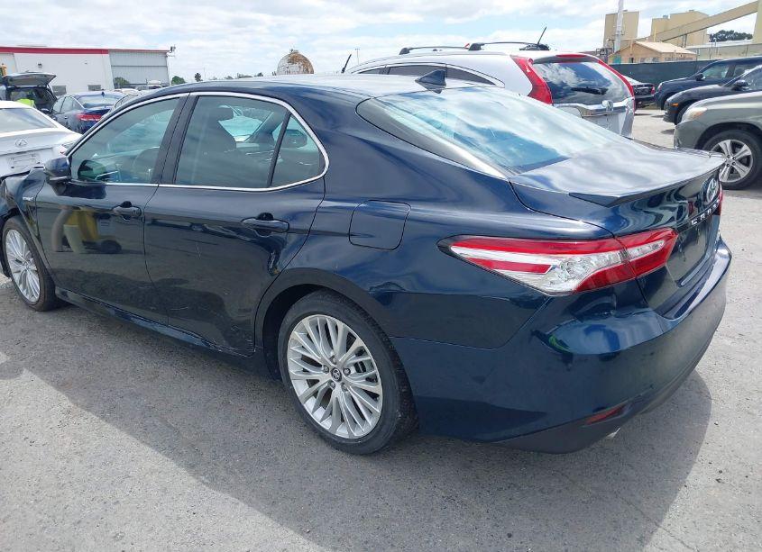Photo 3 of 2018 Toyota Camry HYBRID XLE (VIN 4T1B21HK1JU510121)