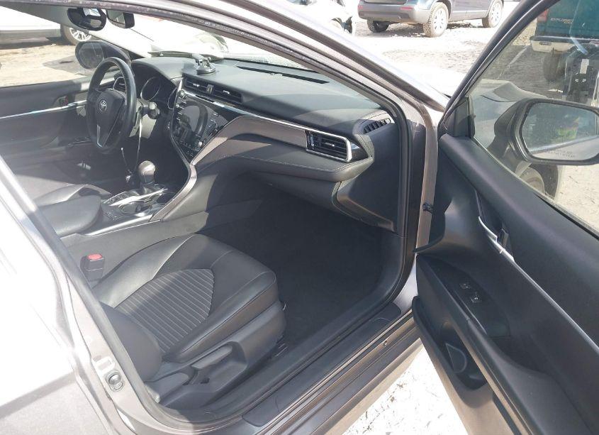 Photo 5 of 2018 Toyota Camry HYBRID SE (VIN 4T1B21HK2JU003440)