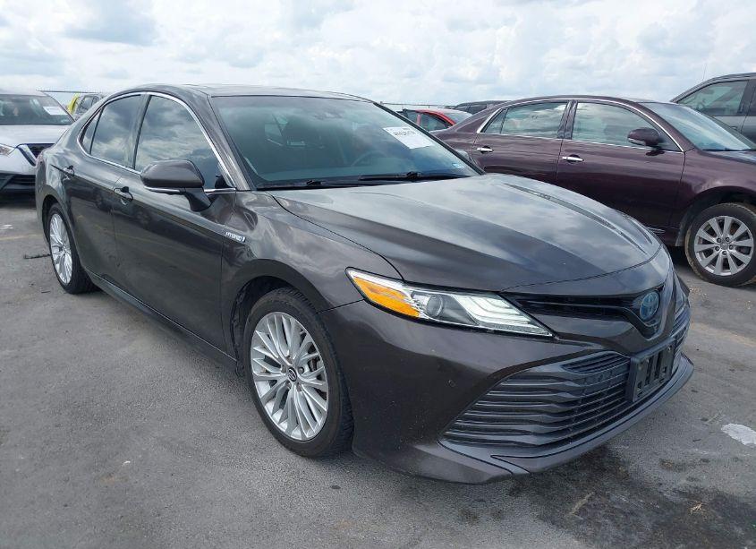 2018 Toyota Camry HYBRID XLE (VIN 4T1B21HK2JU500942) main photo