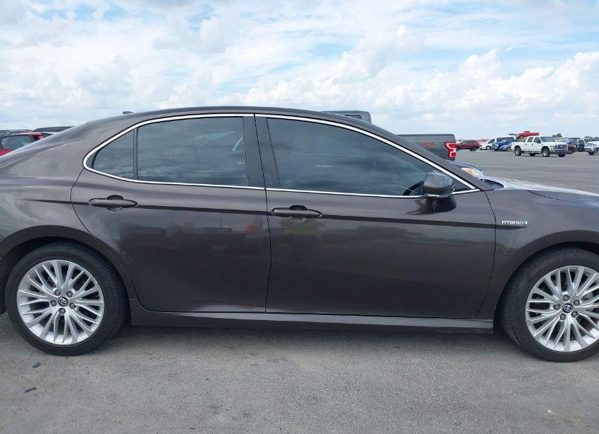 Photo 13 of 2018 Toyota Camry HYBRID XLE (VIN 4T1B21HK2JU500942)