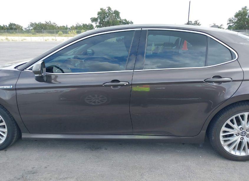 Photo 14 of 2018 Toyota Camry HYBRID XLE (VIN 4T1B21HK2JU500942)