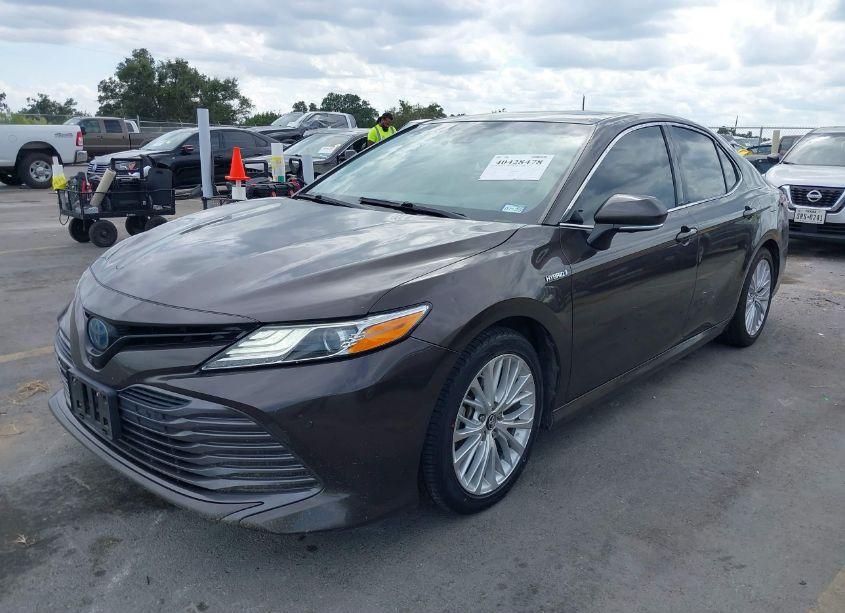 Photo 2 of 2018 Toyota Camry HYBRID XLE (VIN 4T1B21HK2JU500942)