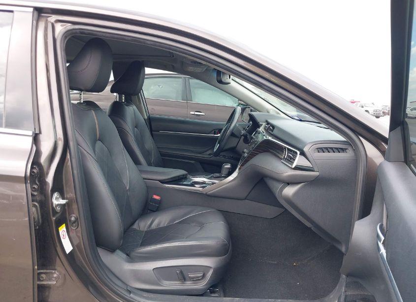 Photo 5 of 2018 Toyota Camry HYBRID XLE (VIN 4T1B21HK2JU500942)