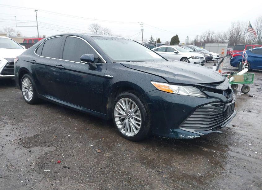 2018 Toyota Camry HYBRID XLE (VIN 4T1B21HK2JU507700) main photo