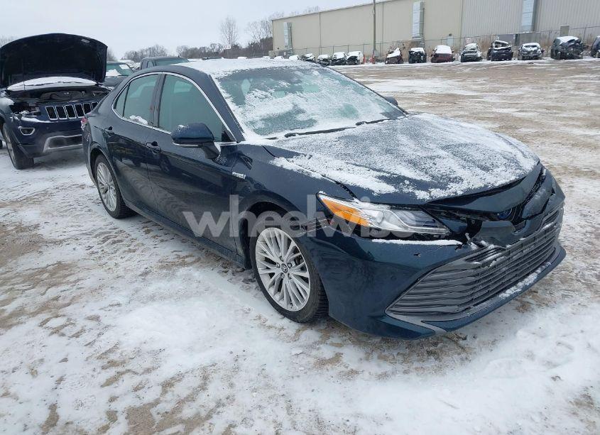2018 Toyota Camry HYBRID XLE (VIN 4T1B21HK3JU506328) main photo