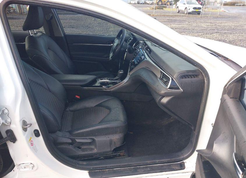 Photo 5 of 2018 Toyota Camry HYBRID SE (VIN 4T1B21HK3JU510251)