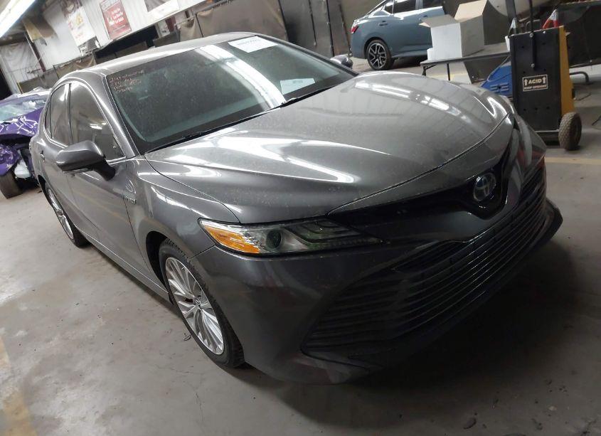 2019 Toyota Camry HYBRID XLE (VIN 4T1B21HK3KU010298) main photo